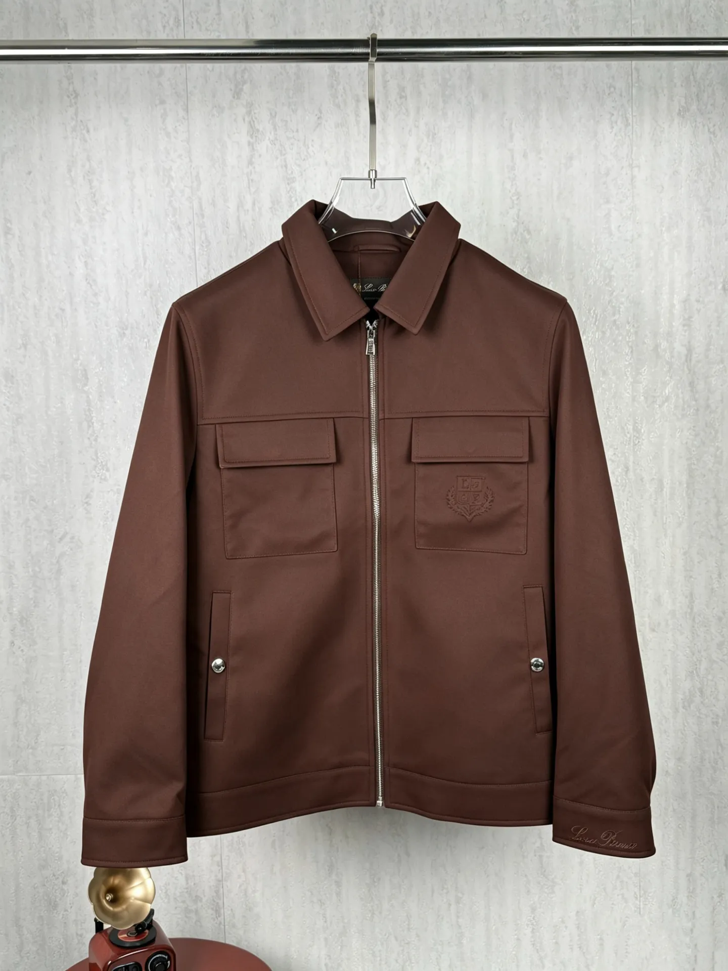 ! (Special version shipped next day) ❗️❗️❗️ LP LORO PIANA #91325 lapel flocked work jacket The brand's exclusive ultra-fine velvety blended fabric is selected, with a fine suede matte matte texture. The fabric has been stain-resistant and pre-shrunk, and feels soft and not stiff. The high-density weave takes into account both stiff muscles and breathable properties. The dark and light color system has one coloring standard, no color difference or whitening defects. It is suitable for both spring and autumn single wear and winter inner wear, taking into account the casual and relaxed feeling and light luxury texture‼ ️ Customized metal double-headed zipper on the placket, with double-layer overlocking of the same fabric as the zipper, which can be opened and closed repeatedly without blocking the fabric; double-flap patch pockets on the chest, with built-in embossed LP shield-shaped wheat ears logo embossed on the bag flap, and the three-dimensional embossing is evenly deep and does not collapse; the cuffs are engraved with bright Lp Silver round metal buckle, buttonholes are reinforced with double-layer overlocking, and the brand's handwritten logo is finely embroidered on the hem of the cuffs. The lines are delicate and not off-line. The hidden pockets on both sides are fully closed, and the bag mouth is densely reinforced with no exposed hard seams to rub against the skin. ◽The entire body is precision overlocked and stitched throughout the entire body🔍 The shoulder seams, side seams, armholes, hems, and bag flap edges are all reinforced with double-strand stitching Lapel suede-feel work jacket, ultra-fine suede blended fabric + bag flap embossed embossing + cuff precision embroidery triple process makes the production more difficult. The cutting loss of suede fabric is much higher than that of ordinary woven fabrics. Six-color batch color control quality inspection, double routing inside and outside, and multiple inspections of hardware embroidery , if the imprint is blurred, the embroidery is skipped or the cut pieces are misplaced, the whole piece is scrapped. It is an intuitive reflection of the hard-core quality of Italian light luxury commuter jackets. Men who prefer soft matte textures and low-key simple outfits can distinguish the huge gap between ordinary work jackets at a glance. Color: Wine Red Apricot Black Size: 48 50 52 54 56